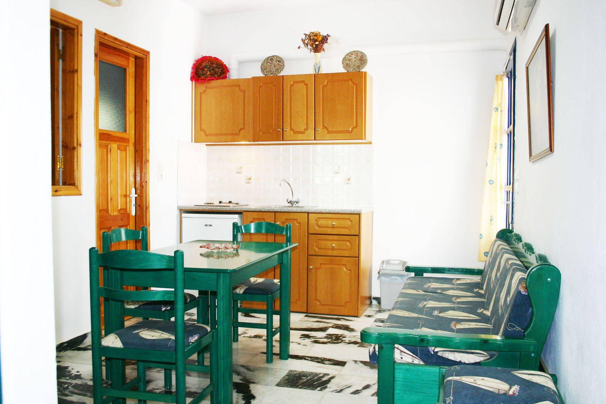 Ikaros Studios & Apartments