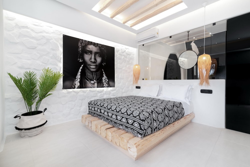 Portara Seaside Luxury Suites