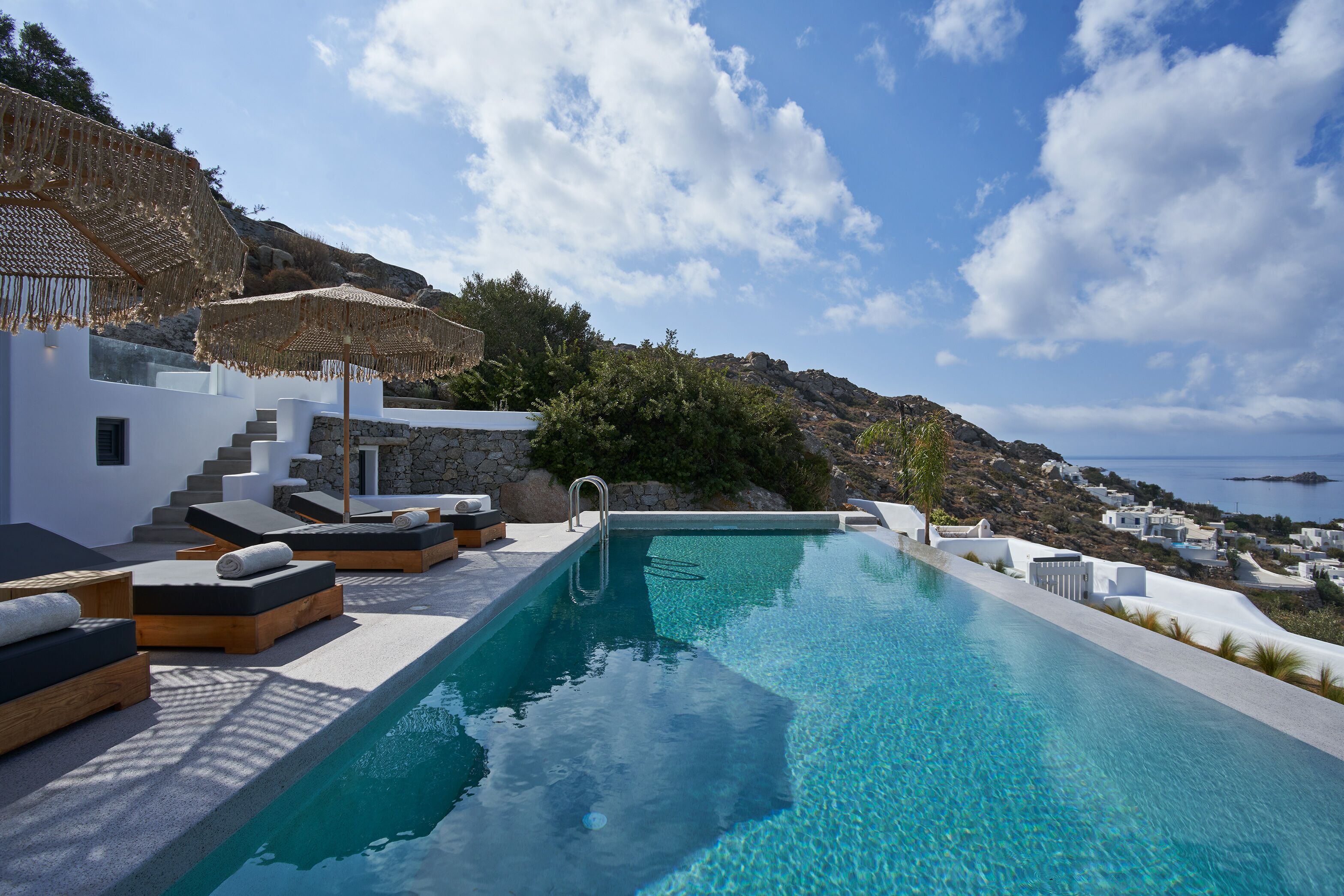 Hill Club Naxos