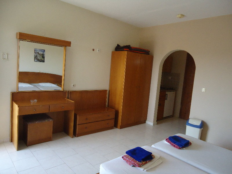 Lyristis Hotel Studios and Apartments