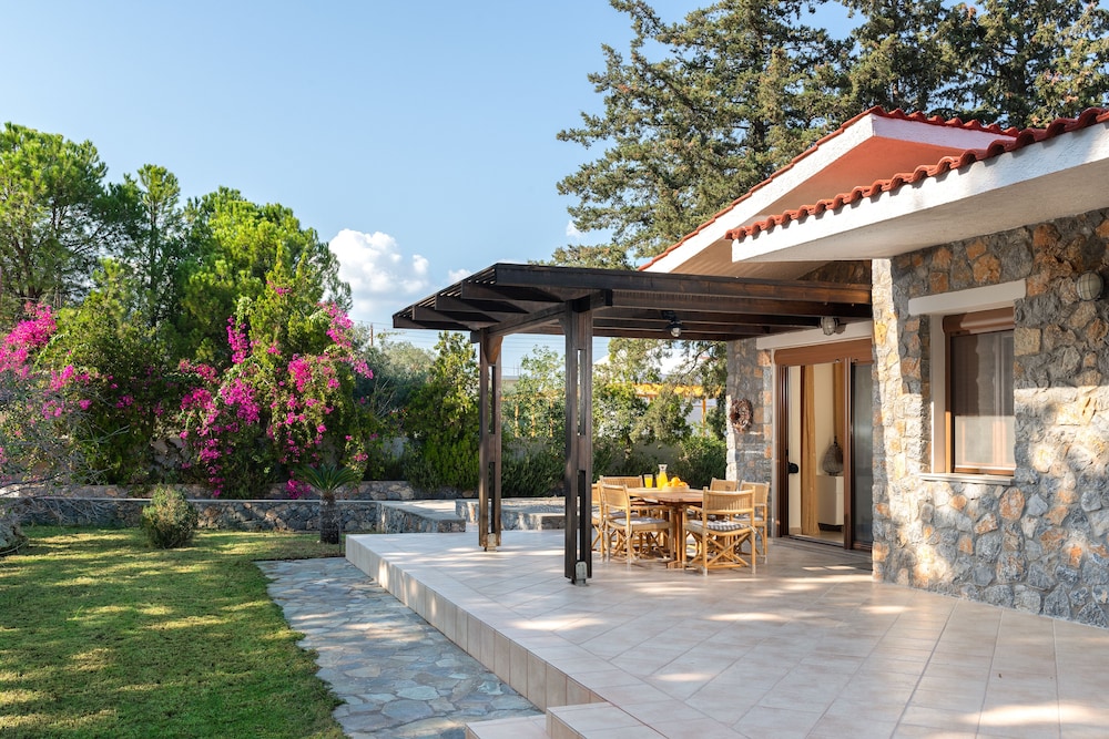 Madia Villa