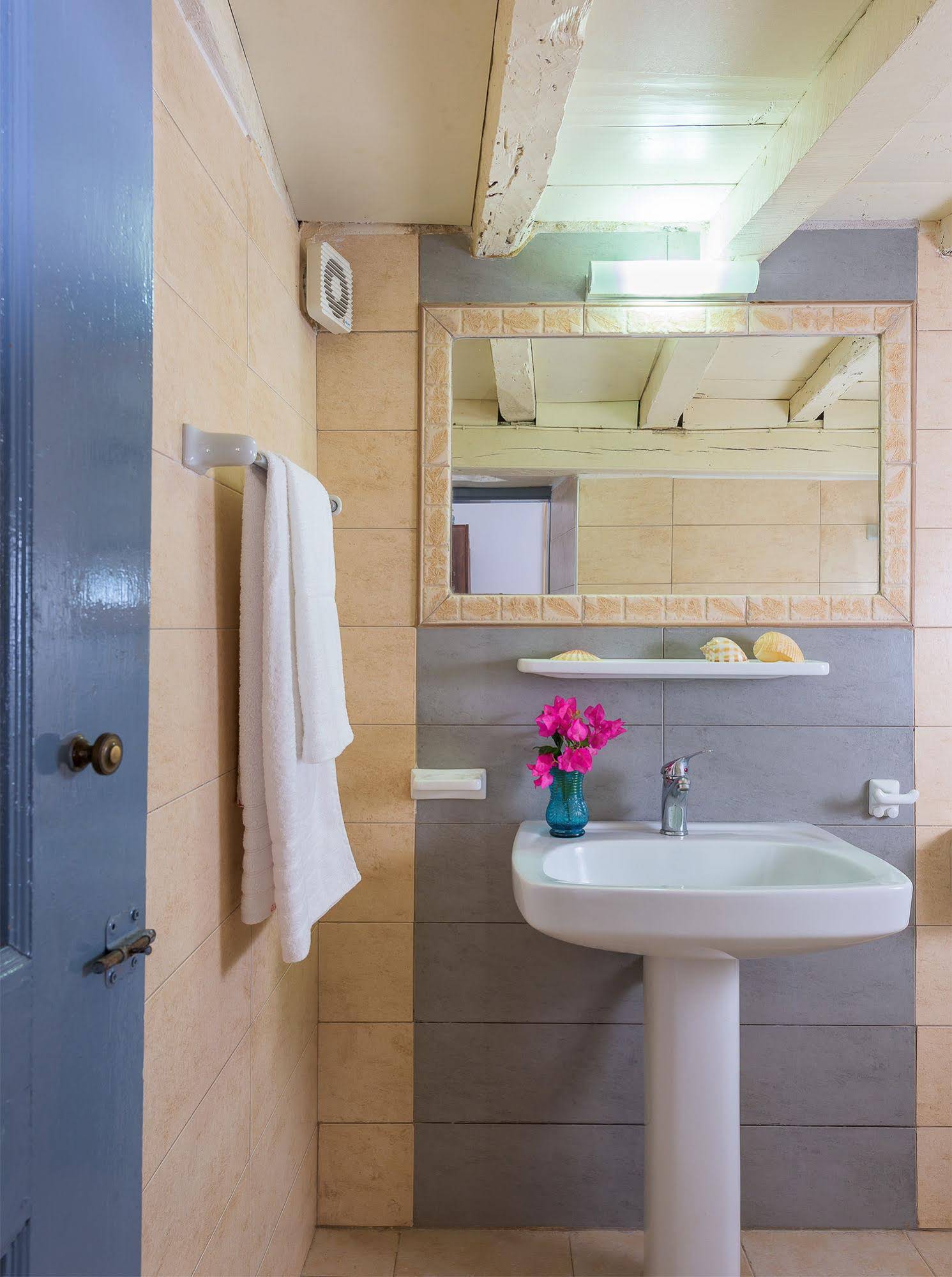 Erato Apartments