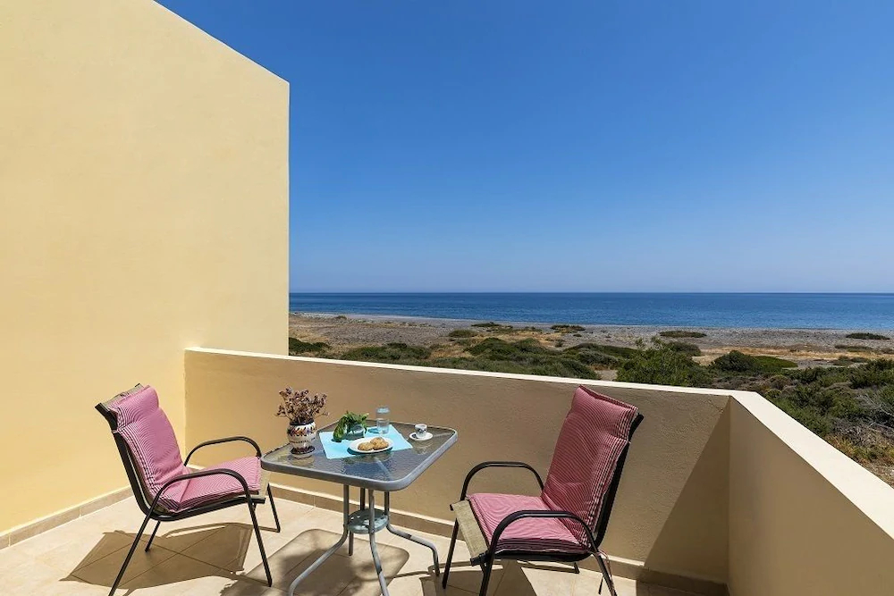 Live by the sea at House Almyra