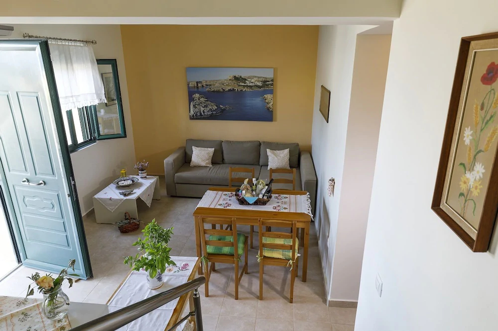 Live by the sea at House Almyra