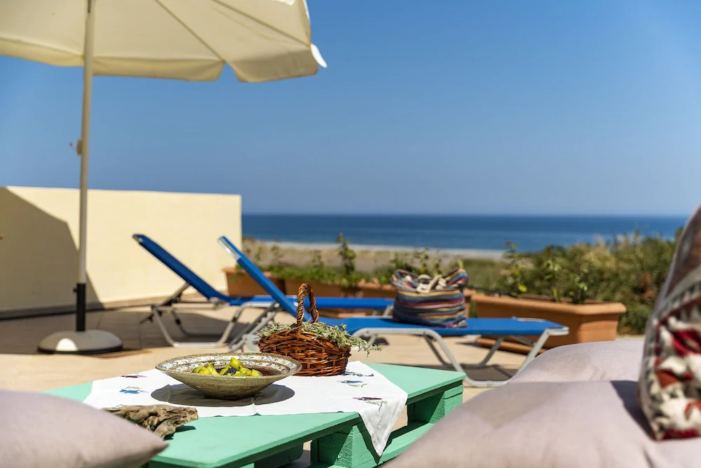 Live by the sea at House Almyra