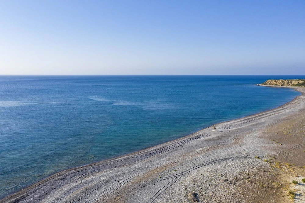 Live by the sea at House Almyra