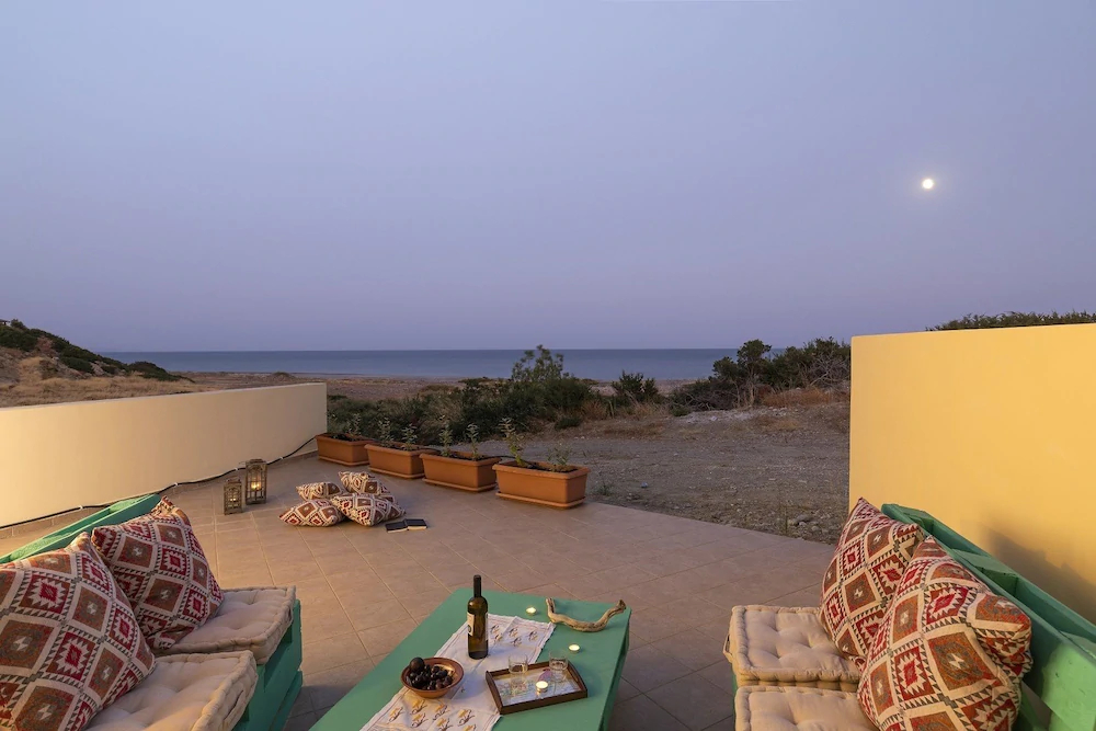 Live by the sea at House Almyra