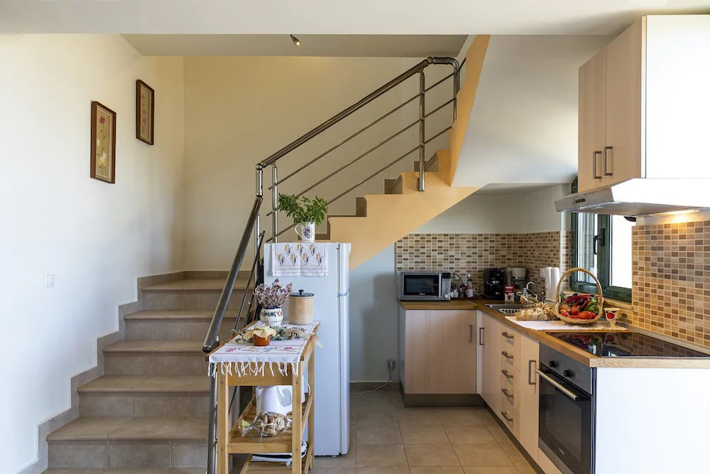 Live by the sea at House Almyra