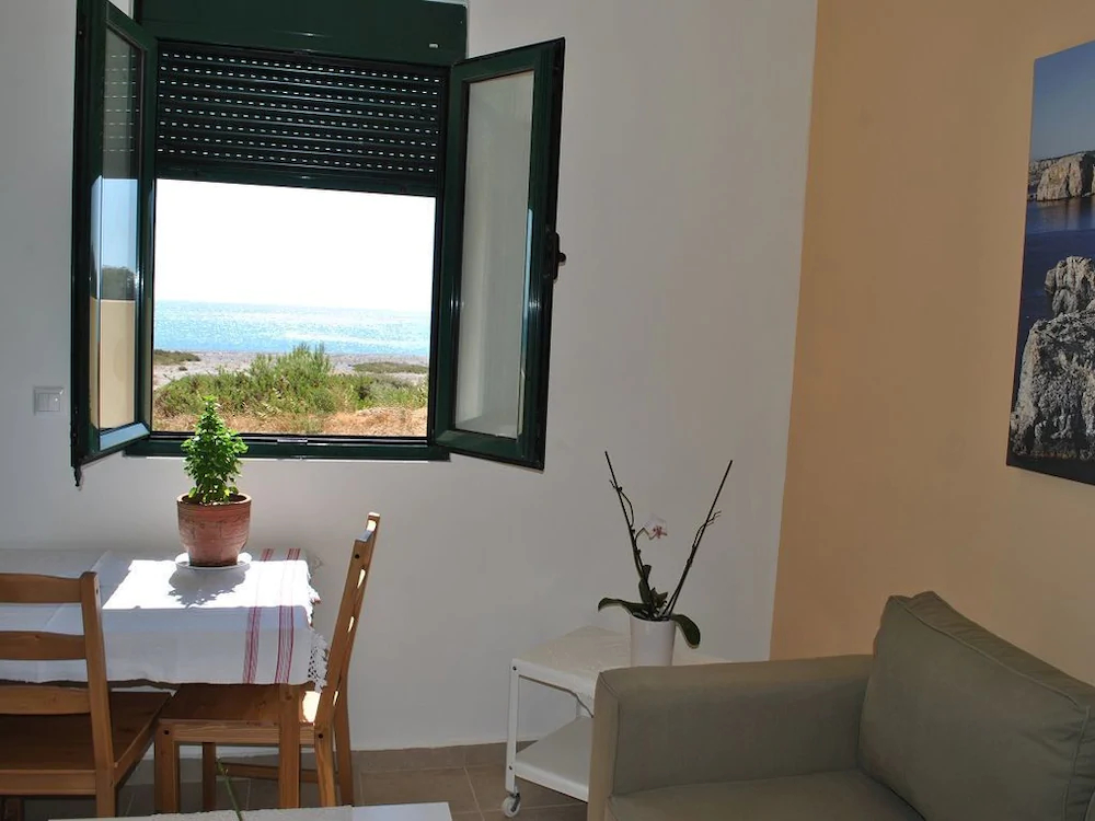 Live by the sea at House Almyra