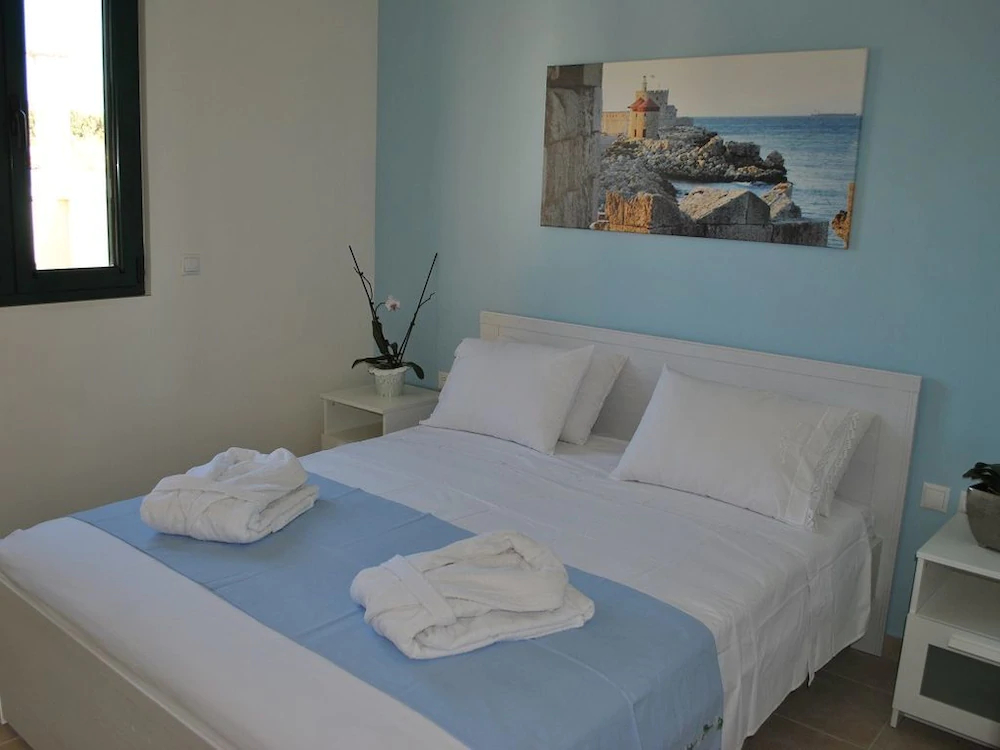 Live by the sea at House Almyra