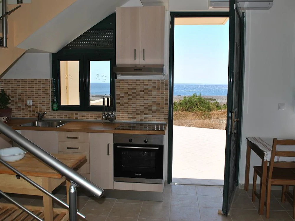 Live by the sea at House Almyra