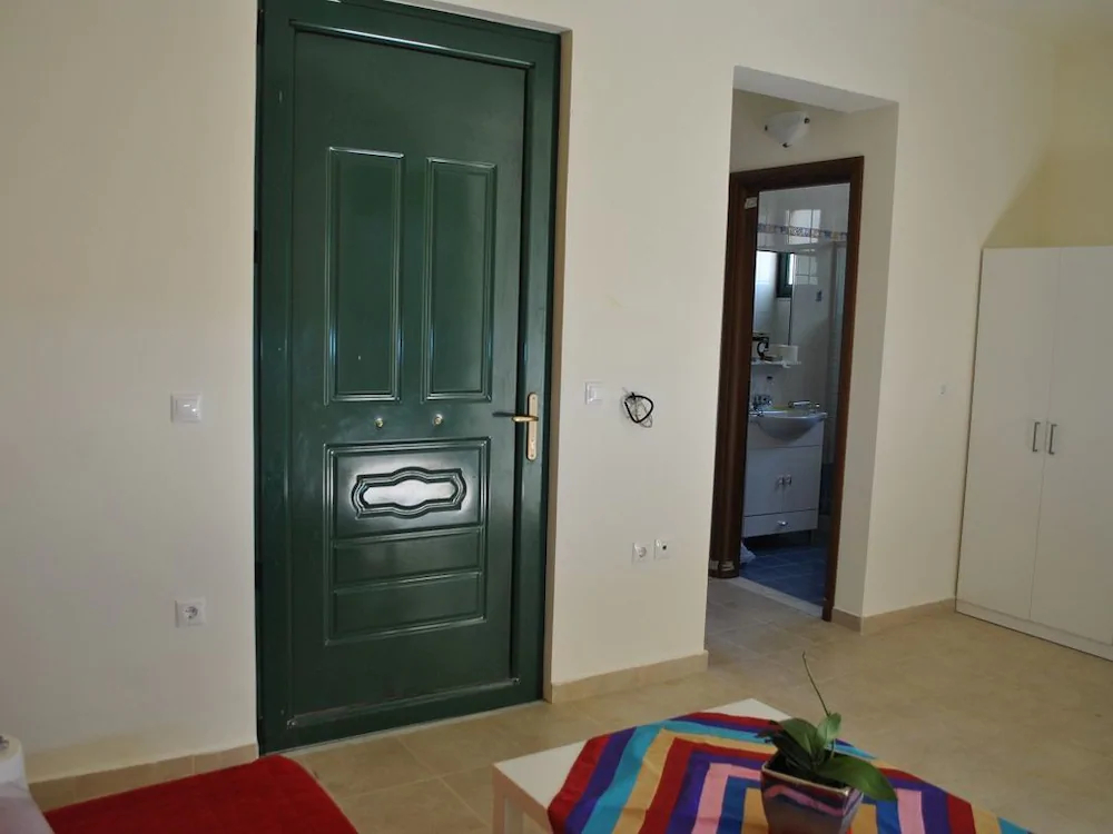 Live by the sea at House Almyra