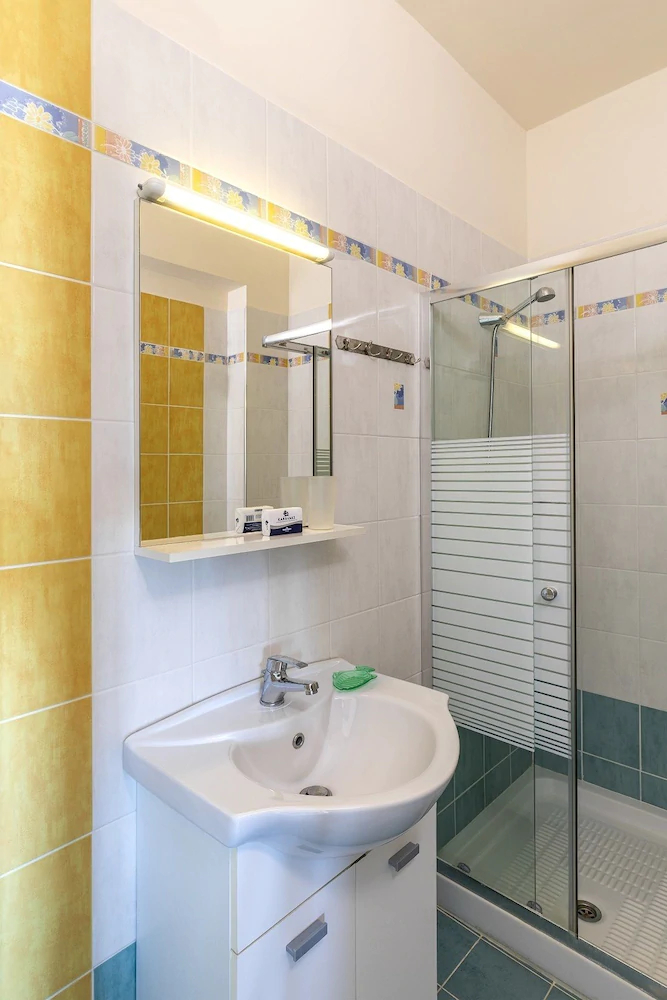 Live by the sea at House Almyra