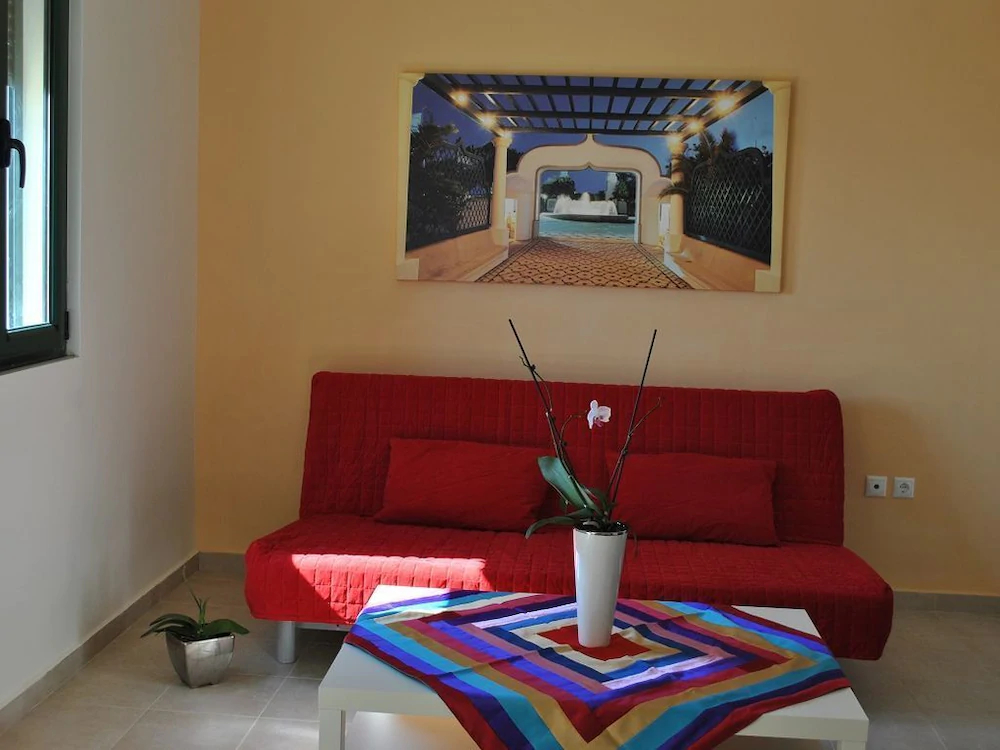 Live by the sea at House Almyra