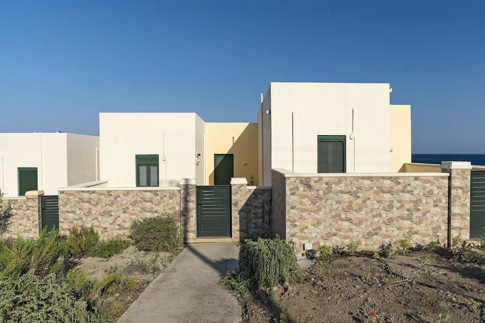 Live by the sea at House Almyra