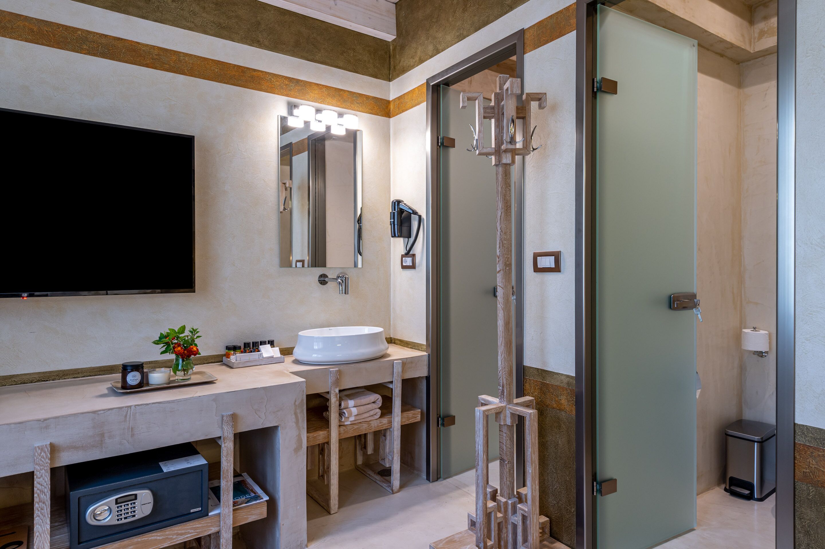 10Gr Boutique Hotel & Wine Bar