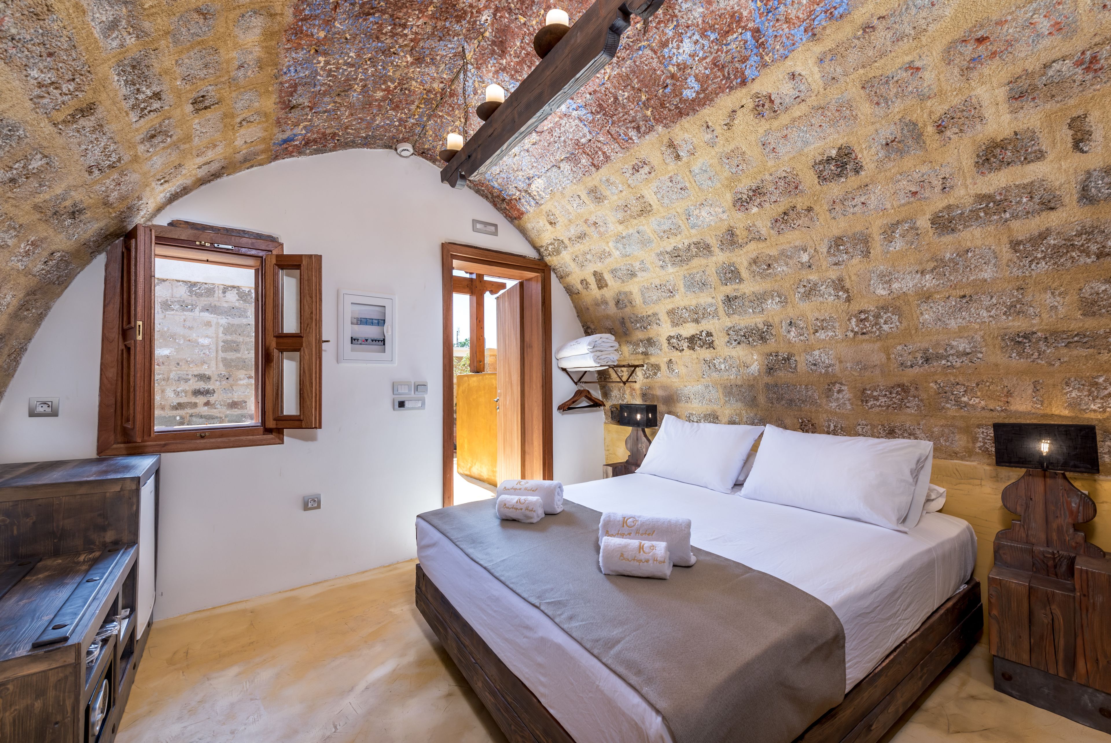 10Gr Boutique Hotel & Wine Bar