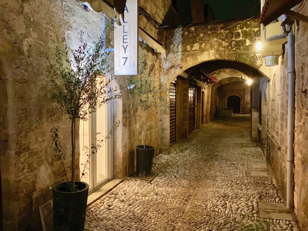 Alley 7