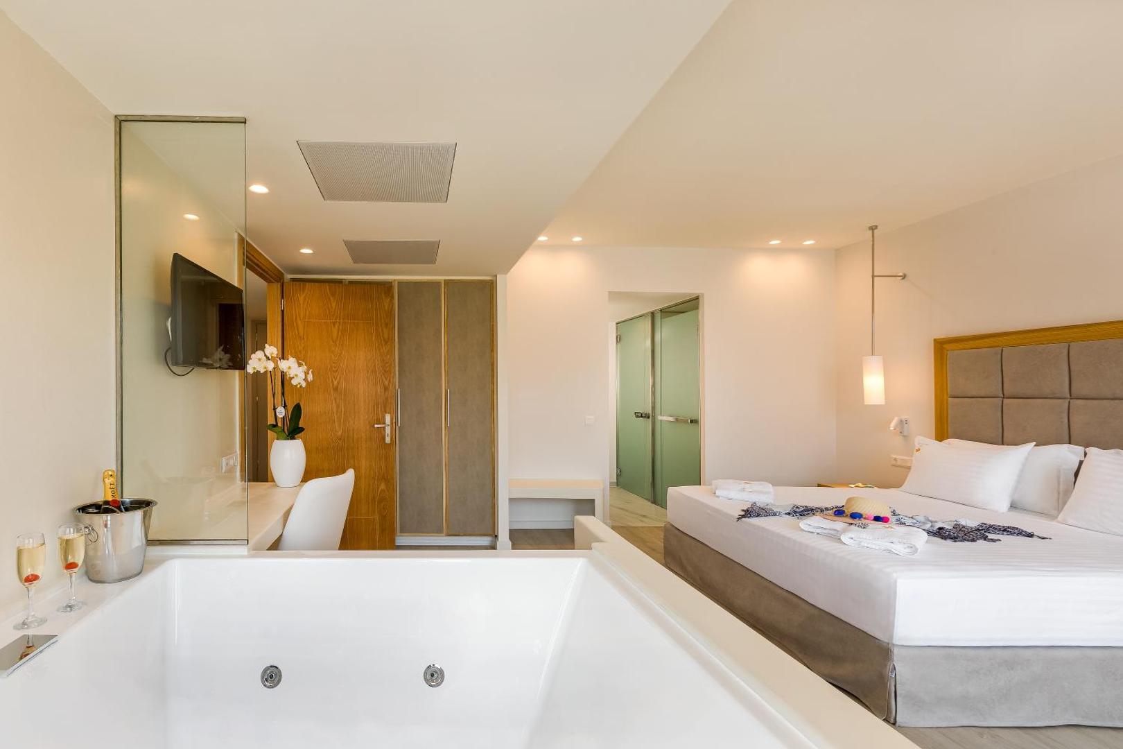Samian Mare Hotel and Suites