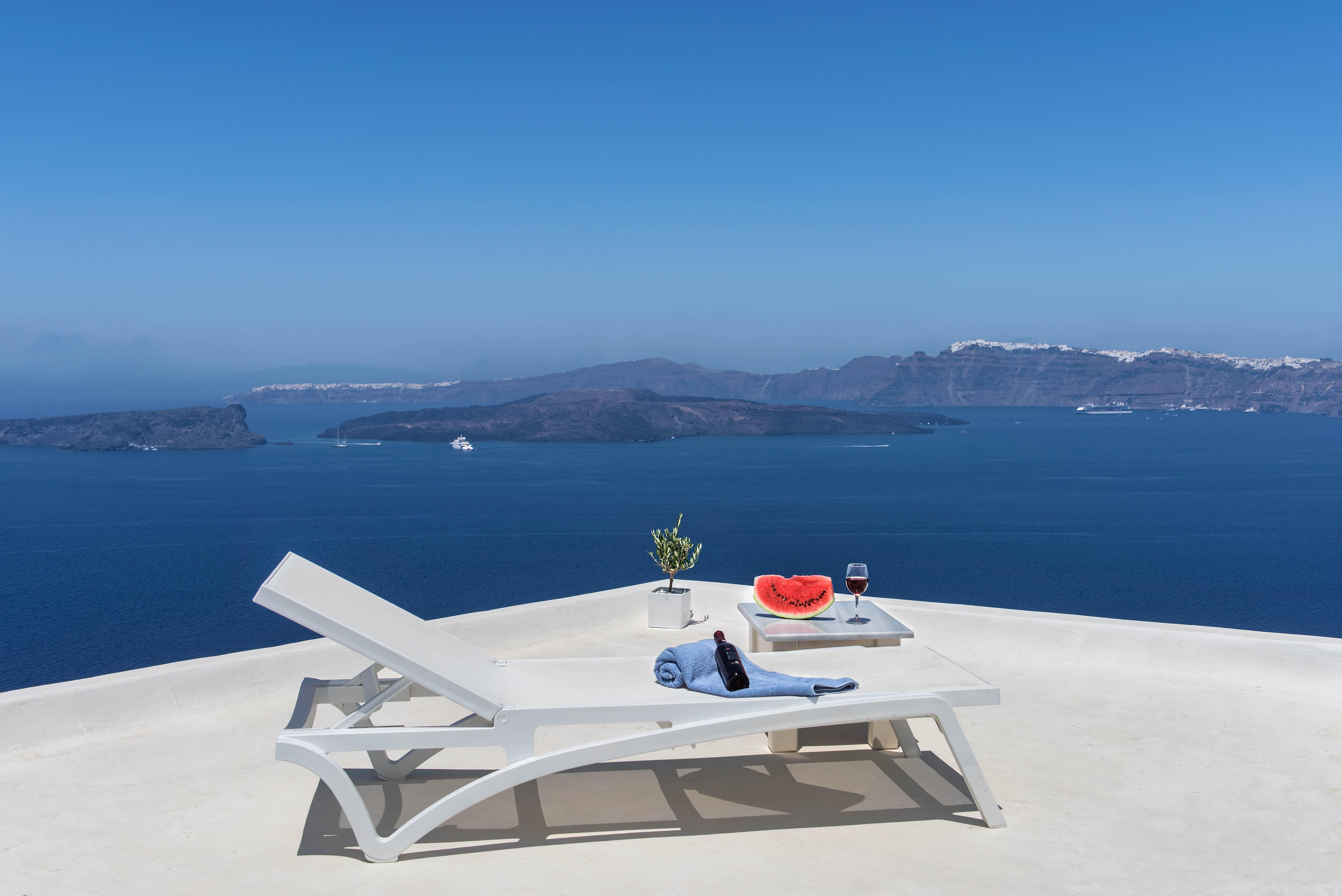 Apanemo Hotel And Suites