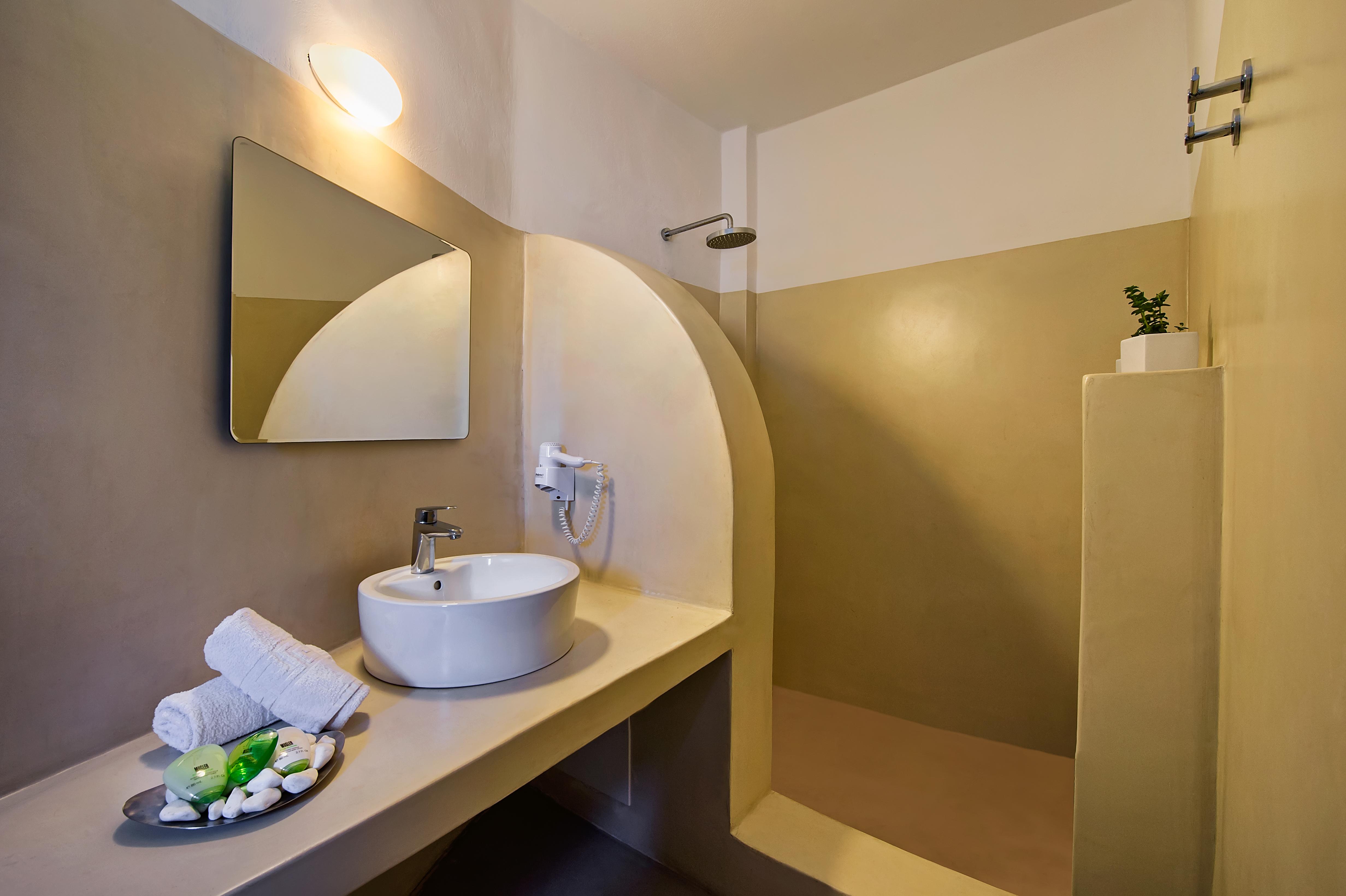 Apanemo Hotel And Suites