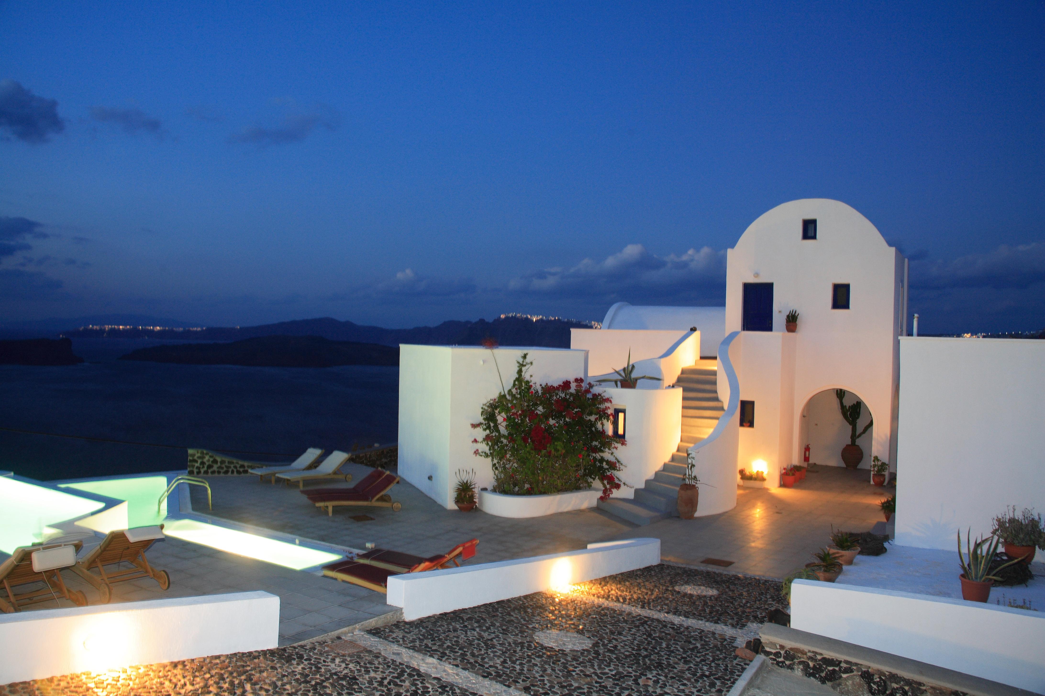 Apanemo Hotel And Suites