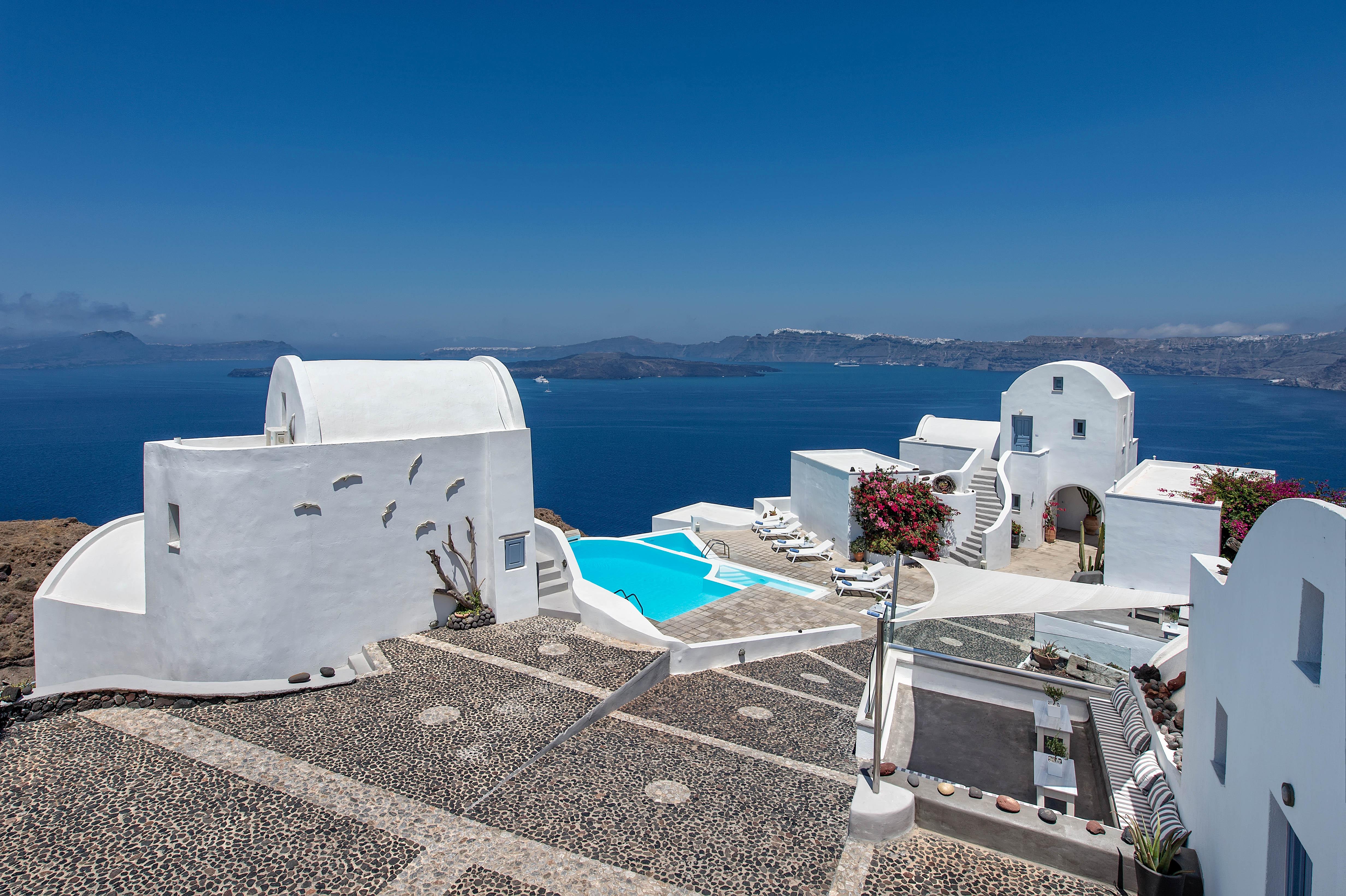 Apanemo Hotel And Suites