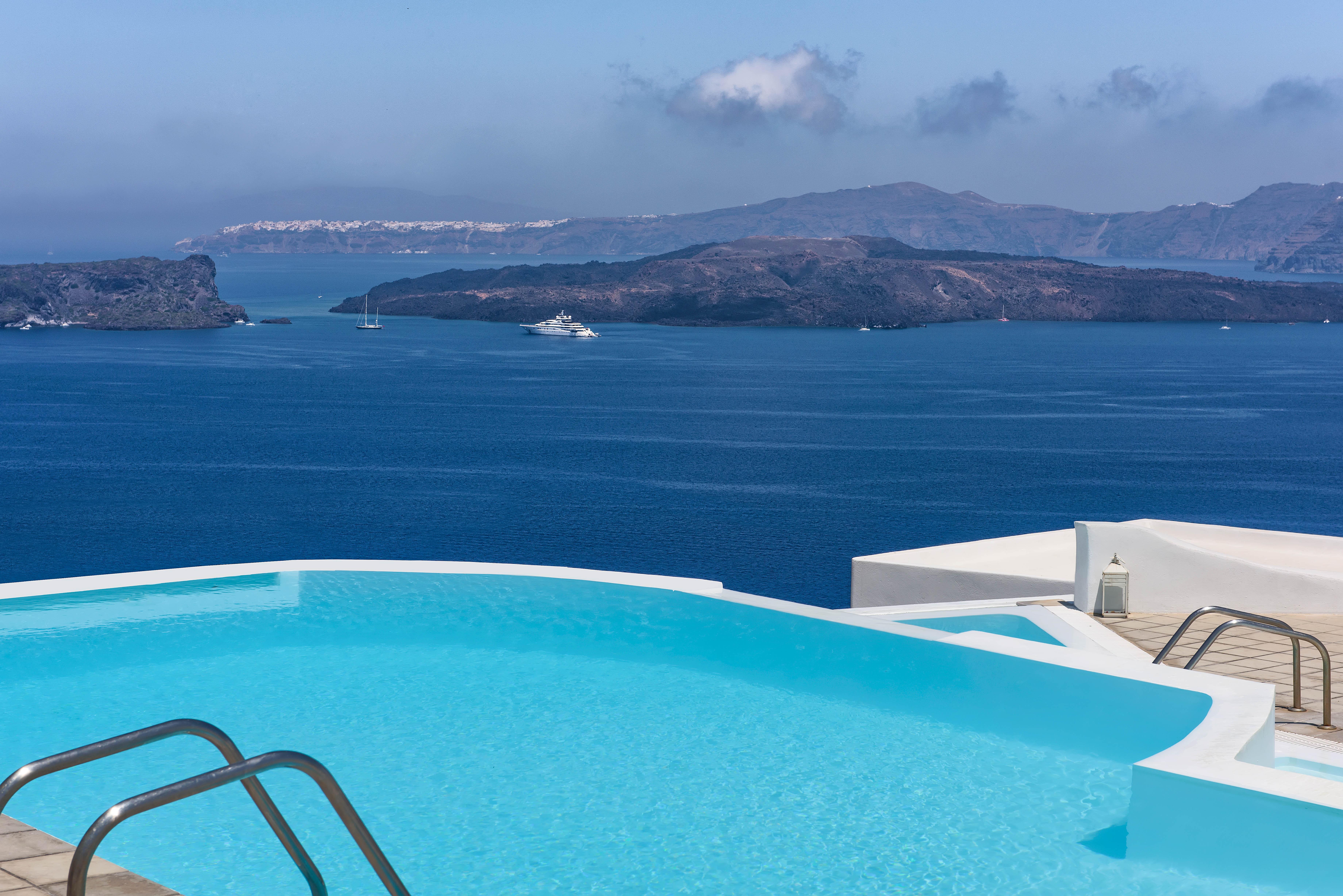 Apanemo Hotel And Suites