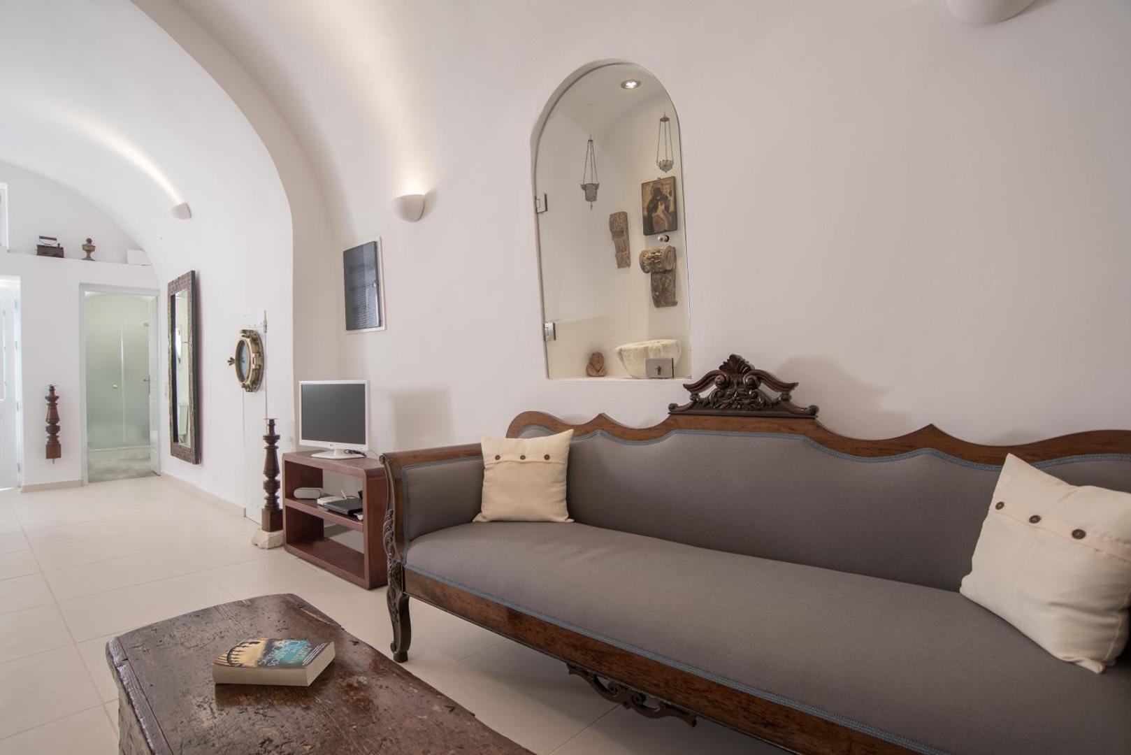 Dimitrios Cave House