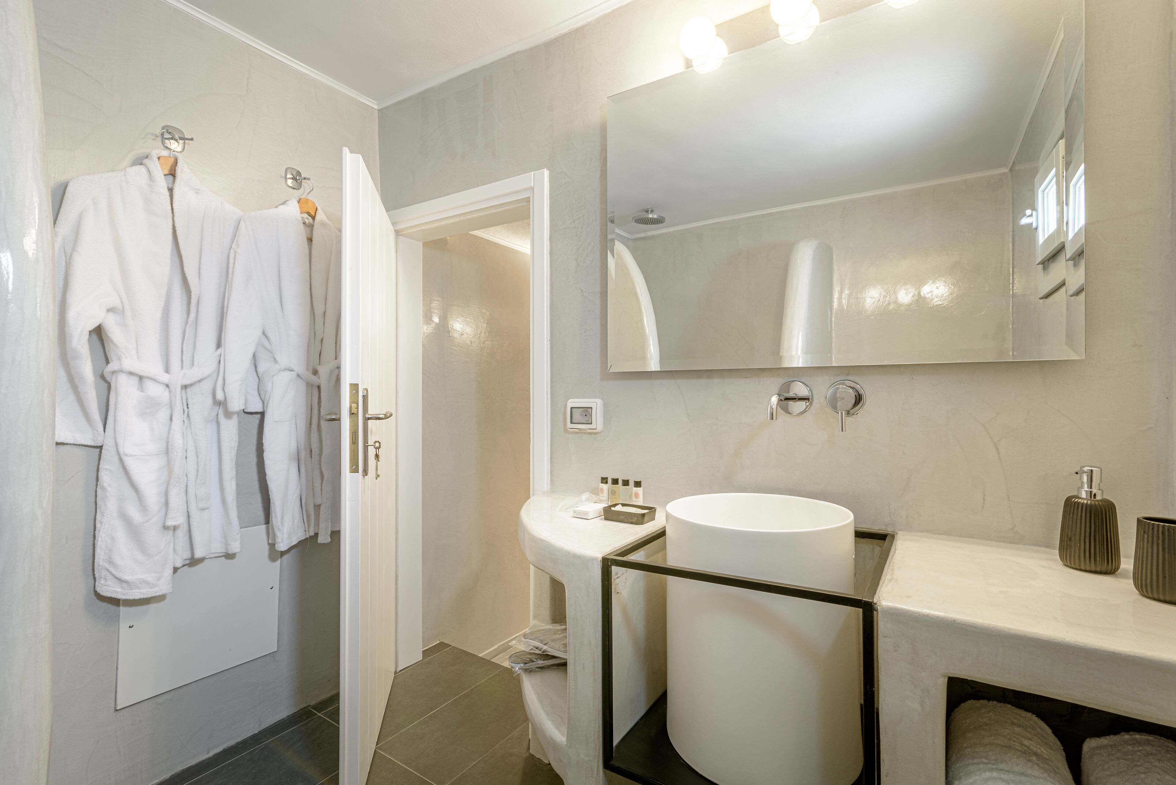 Amoramelia Suites