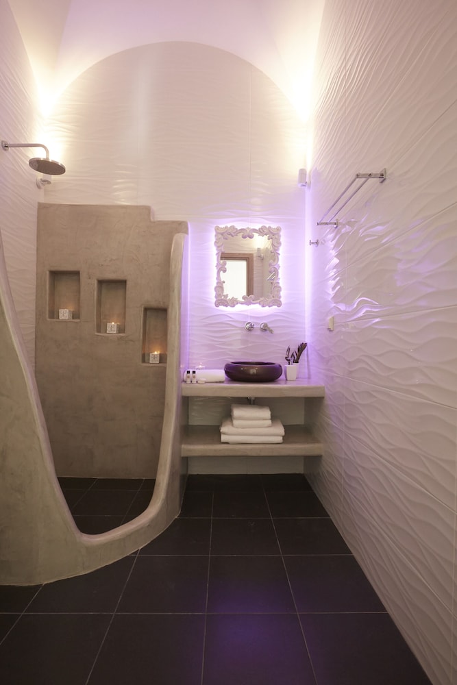Amara Suites Santorini