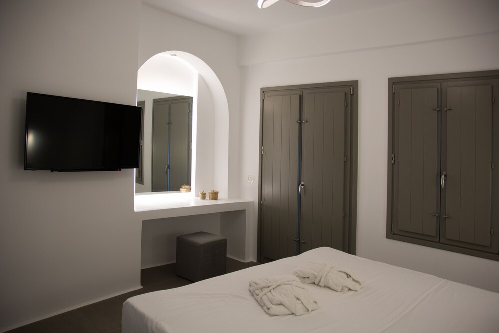 Amphitrite Suites Santorini