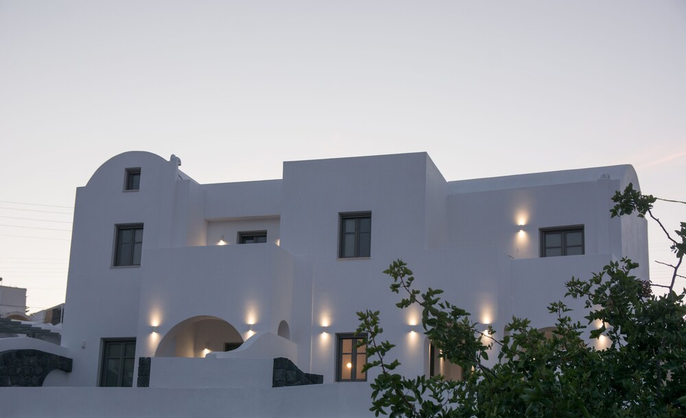 Amphitrite Suites Santorini