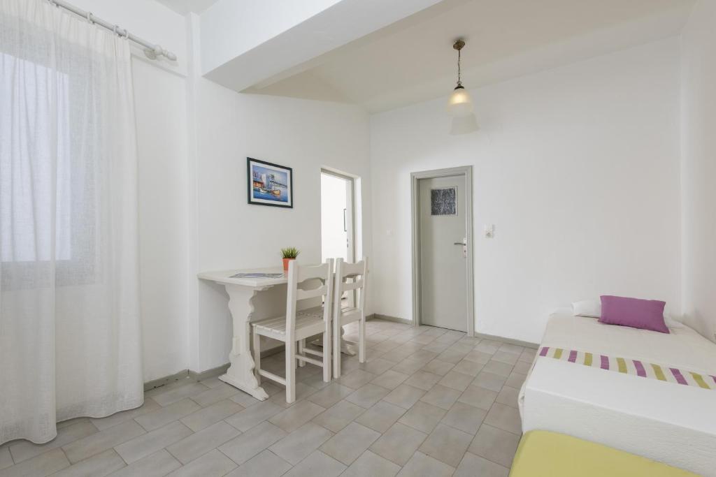 Nissos Thira Hotel