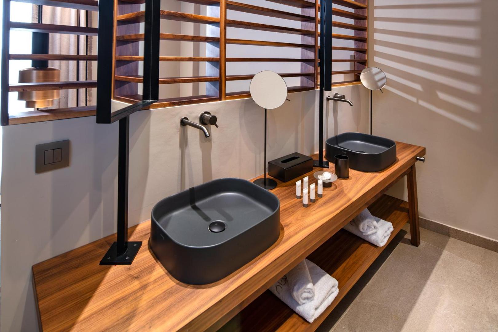 Uma Ray Suites