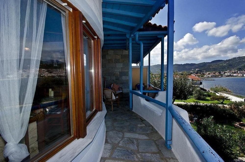Karavos Apartments & Villa