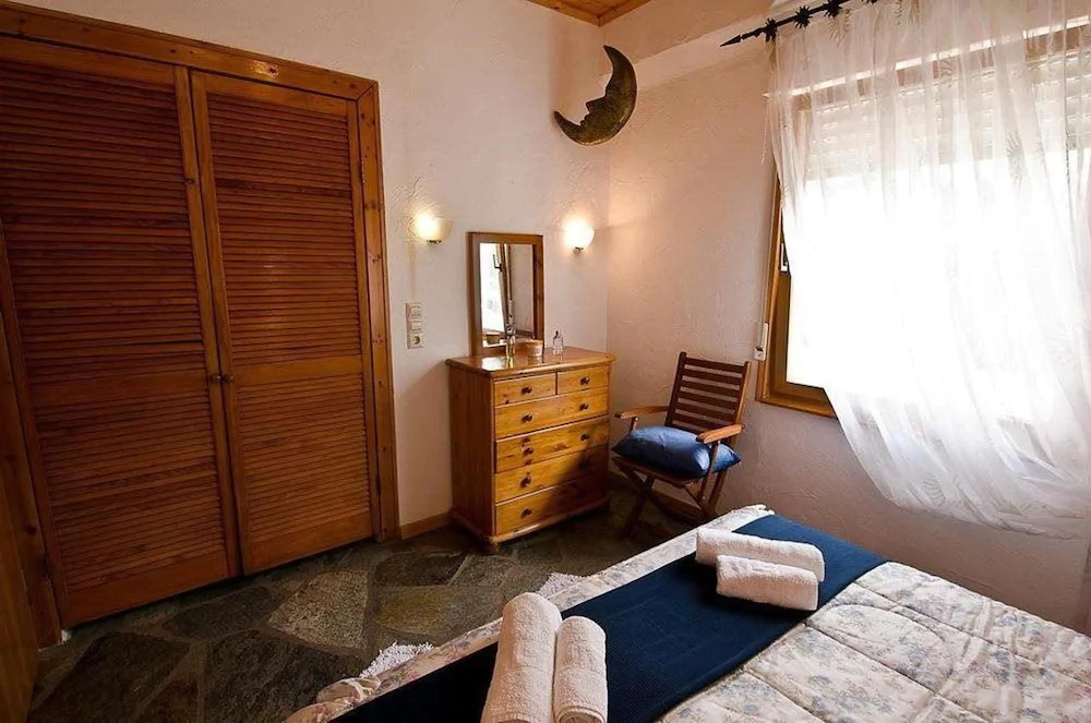 Karavos Apartments & Villa