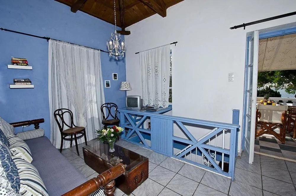 Karavos Apartments & Villa
