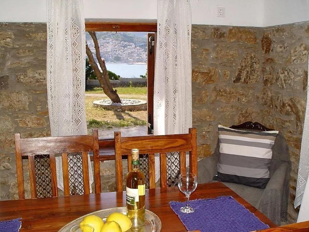 Karavos Apartments & Villa