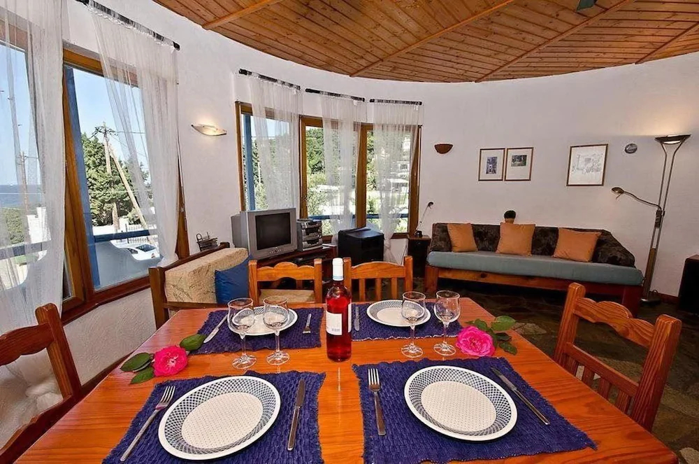 Karavos Apartments & Villa