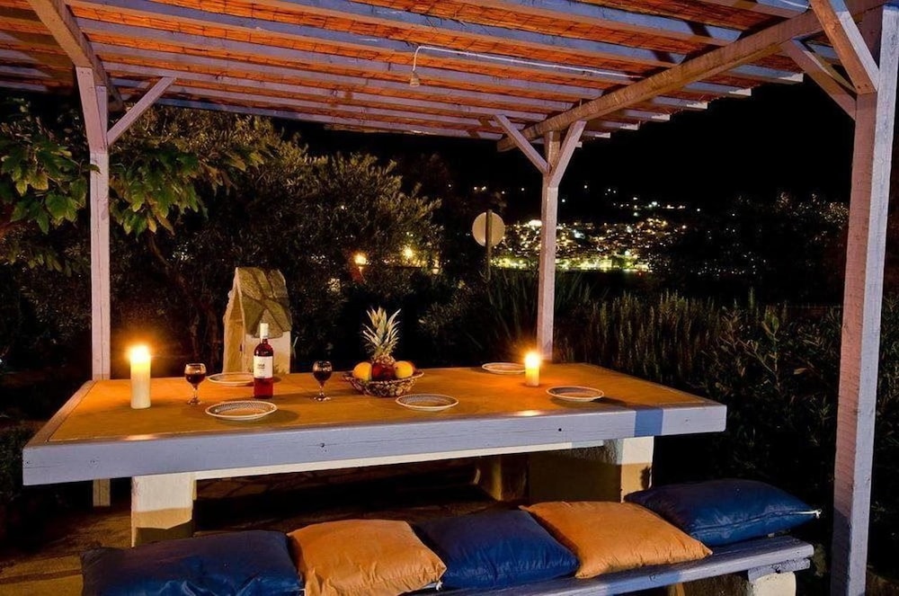 Karavos Apartments & Villa