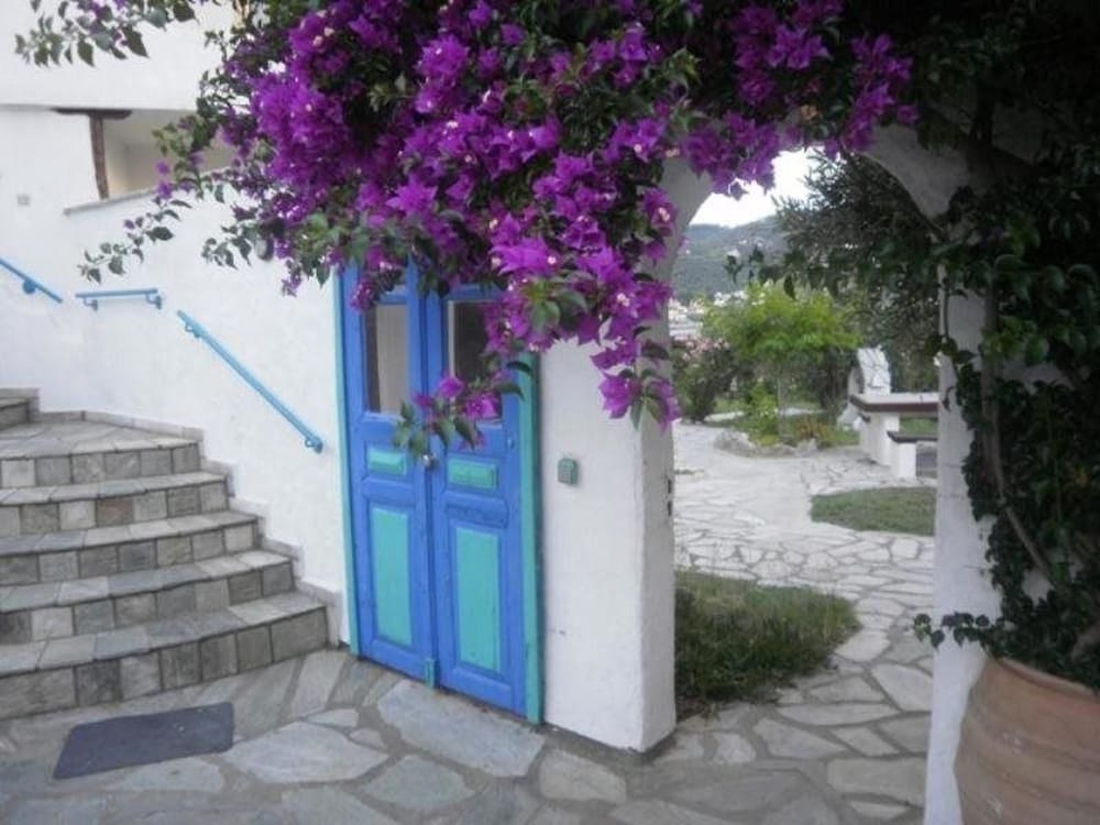 Karavos Apartments & Villa