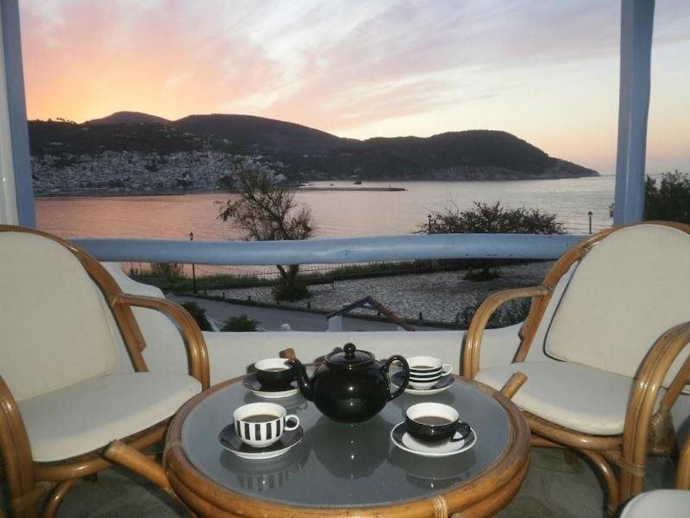 Karavos Apartments & Villa