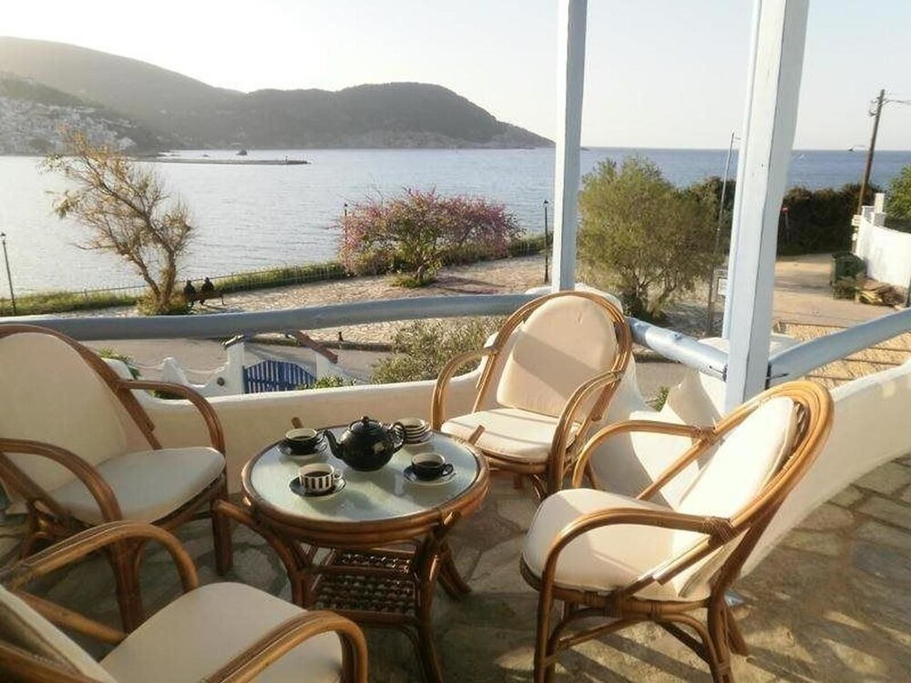 Karavos Apartments & Villa