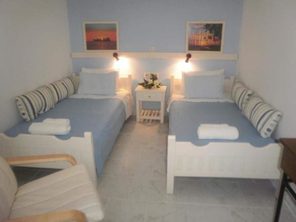 Karavos Apartments & Villa