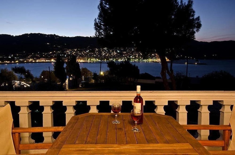 Karavos Apartments & Villa