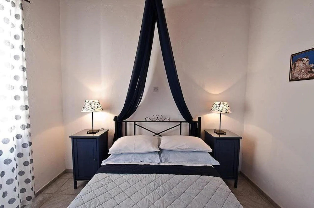 Karavos Apartments & Villa