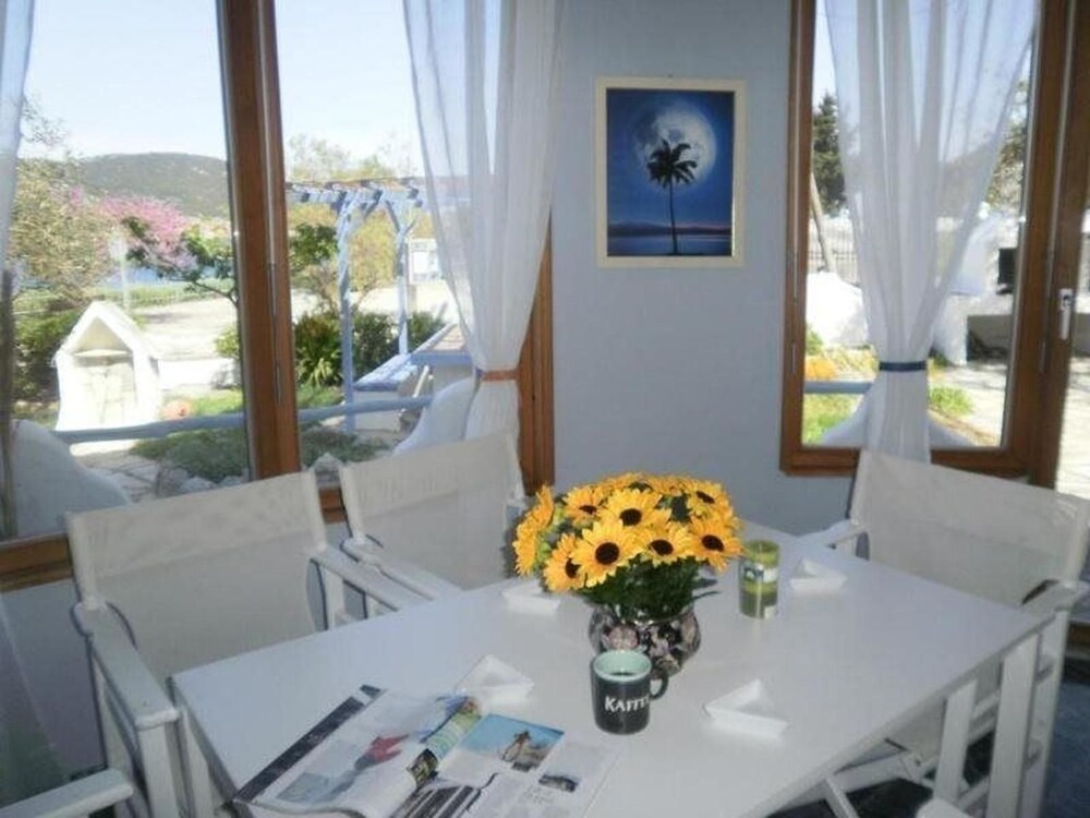 Karavos Apartments & Villa