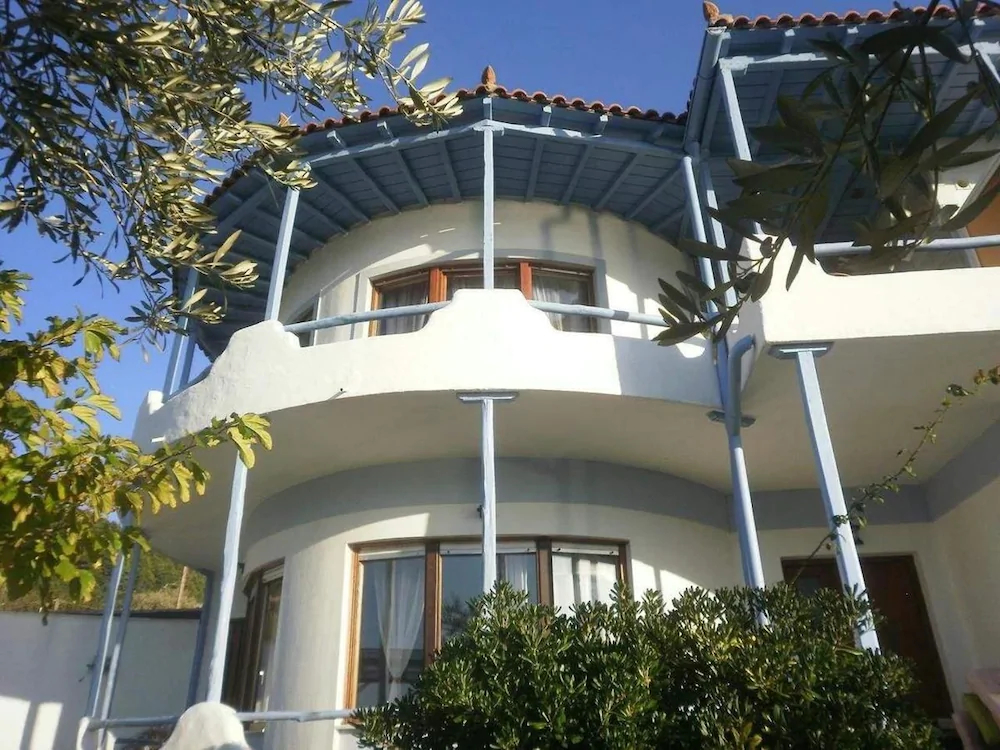 Karavos Apartments & Villa