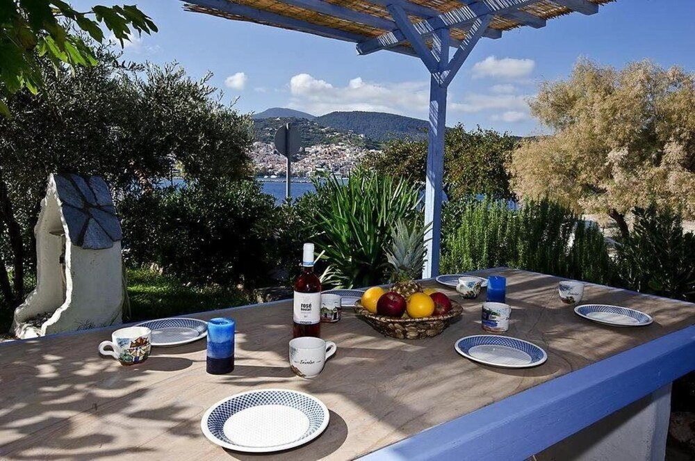 Karavos Apartments & Villa